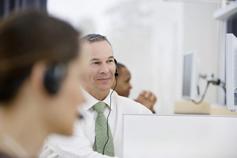 西方人,三个人,同事,商务人士,商务男性,商务女性,坐,说,横图,室内,白天,正面,衬衫,讨论,通讯,成功,合作,团队,集体,信心,客服,欧洲,非洲,黑人,欧洲人,套装,朦胧,模糊,信息,领带,话务员,注视,队伍,相视,耳机,耳麦,话筒,观察,看,面对面,服务,通信,观看,对视,协调,察看,麦克风,领导,头戴式耳麦,互视,象征,庄重,成就,关注,销售,相对,商务装,身份,合伙,领袖,工薪阶层,客服人员,电话销售,相看,正式,地位,接待员,交流,男人,男性,年轻男性,女人,女性,中年男性,中年女性,白种人,非洲人,白领,接线员,上班族,沟通,讲话,交谈,商讨,说话,谈话,坐着,半身,彩图,衬衣,头戴式耳机