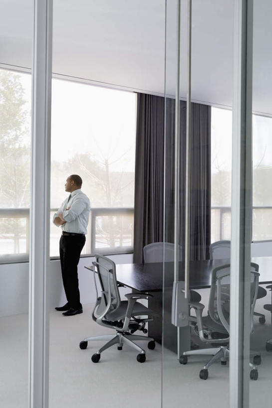 西方人,一个人,商务人士,商务男性,办公室,站,双手交叉,竖图,室内,白天,侧面,衬衫,窗户,窗帘,家具,桌子,椅子,欧洲,非洲,黑人,欧洲人,仅一个男性,仅一个人,套装,装饰,办公桌,注视,玻璃窗,仅一个年轻男性,帘子,会议椅,观察,看,站着,遮阳,观看,华丽,修饰,办公椅,点缀,察看,双手抱胸,关注,商务装,工薪阶层,办公家具,衬托,美观,雅致,雅观,商务椅,培训椅,男人,男性,年轻男性,非洲人,白领,上班族,站立,彩图,全身,衬衣