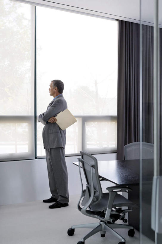 西方人,一个人,商务人士,商务男性,办公室,站,双手交叉,竖图,室内,白天,侧面,衬衫,窗户,窗帘,家具,桌子,椅子,欧洲,欧洲人,仅一个男性,仅一个人,仅一个中年男性,握,套装,装饰,材料,档案,文件,纸,办公桌,拿,拿着,注视,玻璃窗,帘子,会议椅,手稿,资料,观察,看,站着,遮阳,握着,观看,华丽,修饰,办公椅,证明,点缀,察看,双手抱胸,关注,文档,商务装,工薪阶层,办公家具,衬托,美观,雅致,雅观,商务椅,培训椅,男人,男性,中年男性,白种人,白领,上班族,站立,彩图,全身,衬衣
