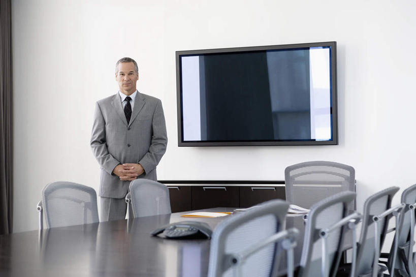 西方人,一个人,商务人士,商务男性,办公室,站,双手交叉,横图,室内,白天,正面,衬衫,家具,桌子,电视,椅子,欧洲,欧洲人,仅一个男性,仅一个人,仅一个中年男性,套装,办公桌,墙,注视,墙壁,墙面,会议椅,观察,看,站着,观看,办公椅,察看,关注,彩电,商务装,工薪阶层,办公家具,商务椅,培训椅,彩色电视机,显像管屏,显像管屏幕,男人,男性,中年男性,白种人,白领,上班族,电视机,十字手,站立,半身,彩图,衬衣