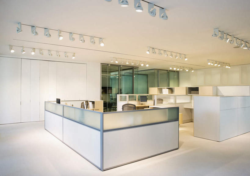 无人,办公室,横图,室内,白天,正面,窗户,家具,桌子,椅子,照明,一排,阴影,整齐,并列,并排,光线,影子,办公桌,墙,灯光,顶灯,玻璃窗,墙壁,墙面,灯,排列,会议椅,灯具,办公椅,照亮,照明设备,队列,平行,办公家具,商务椅,培训椅,彩图