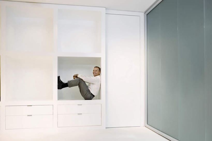 西方人,一个人,商务人士,商务男性,坐,笑,微笑,露齿笑,横图,室内,白天,侧面,衬衫,柜子,欧洲,欧洲人,仅一个男性,仅一个人,仅一个中年男性,套装,墙,储物柜,扭头,注视,墙壁,墙面,观察,看,转头,观看,察看,储存,关注,商务装,工薪阶层,储备,蕴藏,贮备,男人,男性,中年男性,白种人,白领,上班族,坐着,彩图,全身,衬衣,贮存