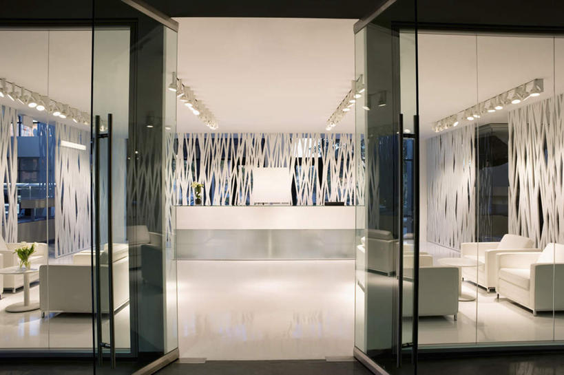 无人,办公室,横图,室内,白天,正面,家具,门,沙发,桌子,椅子,照明,一排,阴影,整齐,并列,并排,光线,影子,办公桌,灯光,顶灯,灯,排列,会议椅,灯具,门框,办公椅,照亮,照明设备,队列,平行,布艺沙发,办公家具,商务椅,培训椅,彩图