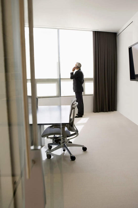 西方人,一个人,商务人士,商务男性,办公室,站,说,打电话,竖图,室内,白天,侧面,衬衫,讨论,窗户,窗帘,家具,桌子,电话,电视,手机,椅子,欧洲,欧洲人,仅一个男性,仅一个人,仅一个中年男性,握,套装,装饰,办公桌,墙,拿,拿着,通讯设备,玻璃窗,墙壁,墙面,帘子,会议椅,站着,遮阳,握着,华丽,修饰,办公椅,点缀,彩电,商务装,工薪阶层,一部,办公家具,衬托,美观,雅致,雅观,商务椅,培训椅,彩色电视机,显像管屏,显像管屏幕,交流,男人,男性,中年男性,白种人,白领,上班族,电视机,沟通,讲话,交谈,商讨,说话,谈话,通话,站立,彩图,全身,衬衣