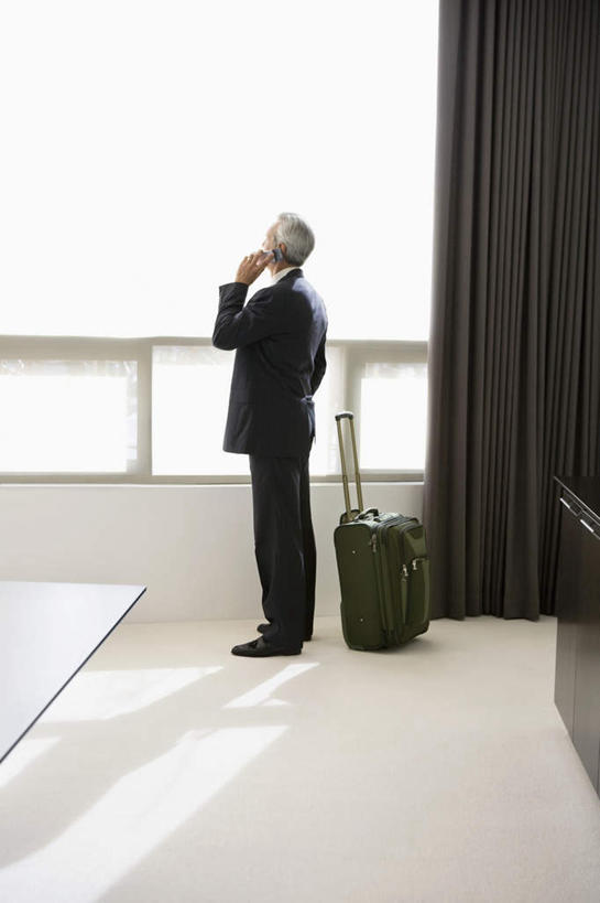 西方人,一个人,商务人士,商务男性,站,说,打电话,竖图,室内,白天,侧面,衬衫,讨论,窗户,窗帘,电话,手机,欧洲,欧洲人,仅一个男性,仅一个人,仅一个中年男性,握,套装,装饰,拉杆箱,旅行箱,拿,拿着,通讯设备,玻璃窗,帘子,行李箱,箱子,站着,遮阳,握着,出差,华丽,修饰,点缀,商务装,工薪阶层,一部,衬托,美观,雅致,雅观,交流,男人,男性,中年男性,白种人,白领,上班族,沟通,讲话,交谈,商讨,说话,谈话,通话,站立,彩图,全身,衬衣,旅行