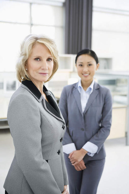 东方人,西方人,两个人,同事,商务人士,商务女性,办公室,站,双手交叉,竖图,室内,白天,正面,成功,合作,团队,集体,信心,窗户,窗帘,家具,桌子,欧洲,欧洲人,亚洲,套装,朦胧,模糊,装饰,办公桌,注视,黄种人,队伍,玻璃窗,帘子,观察,看,站着,遮阳,观看,华丽,修饰,点缀,察看,领导,成就,关注,商务装,合伙,领袖,工薪阶层,办公家具,衬托,美观,雅致,雅观,年轻女性,女人,女性,中年女性,白种人,亚洲人,白领,上班族,十字手,站立,半身,彩图