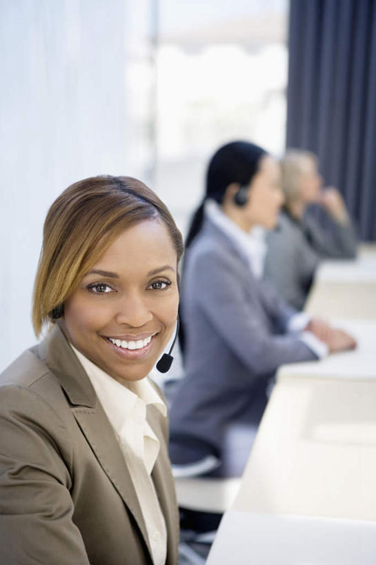 东方人,西方人,三个人,同事,商务人士,商务女性,办公室,坐,笑,微笑,露齿笑,竖图,室内,白天,侧面,通讯,成功,合作,团队,集体,信心,客服,窗户,窗帘,家具,桌子,欧洲,非洲,黑人,欧洲人,亚洲,一排,套装,朦胧,模糊,整齐,装饰,信息,办公桌,话务员,扭头,注视,黄种人,队伍,玻璃窗,排列,帘子,耳机,耳麦,话筒,观察,看,转头,遮阳,服务,通信,观看,华丽,修饰,协调,点缀,察看,麦克风,领导,头戴式耳麦,成就,队列,关注,销售,商务装,合伙,领袖,工薪阶层,客服人员,电话销售,办公家具,衬托,美观,雅致,雅观,接待员,年轻女性,女人,女性,中年女性,白种人,非洲人,亚洲人,白领,接线员,上班族,坐着,半身,彩图,头戴式耳机