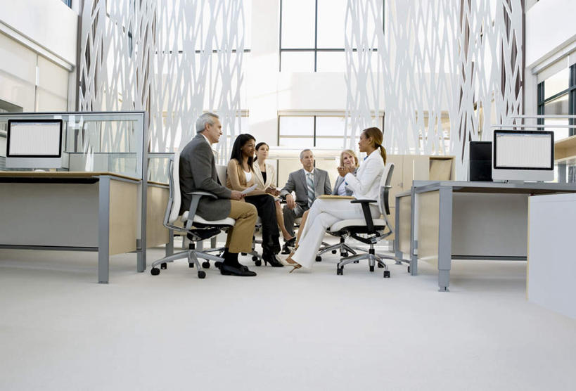 西方人,同事,商务人士,商务男性,商务女性,办公室,坐,说,横图,室内,白天,仰视,衬衫,讨论,成功,合作,团队,集体,信心,电脑,显示器,鼠标,键盘,窗户,家具,桌子,椅子,欧洲,非洲,黑人,欧洲人,套装,开会,环绕,围绕,会议,网络,办公桌,许多人,环抱,注视,输入设备,通讯设备,队伍,玻璃窗,会议椅,观察,看,一群人,台式电脑,观看,办公椅,察看,领导,成就,关注,通信设备,商务装,合伙,领袖,工薪阶层,输出设备,办公家具,商务椅,培训椅,萦绕,交流,男人,男性,年轻男性,年轻女性,女人,女性,中年男性,中年女性,白种人,非洲人,白领,上班族,沟通,讲话,交谈,商讨,说话,谈话,坐着,彩图,低角度拍摄,全身,衬衣