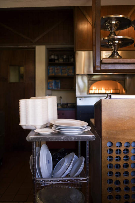 无人,餐厅,竖图,室内,白天,正面,餐桌,门,桌子,餐具,照明,许多,壁灯,碟子,篮子,盘,墙,灯光,墙壁,墙面,灯,盘子,灯具,碟,门框,餐台,照亮,照明设备,餐车,彩图,餐馆,饭店,饭馆