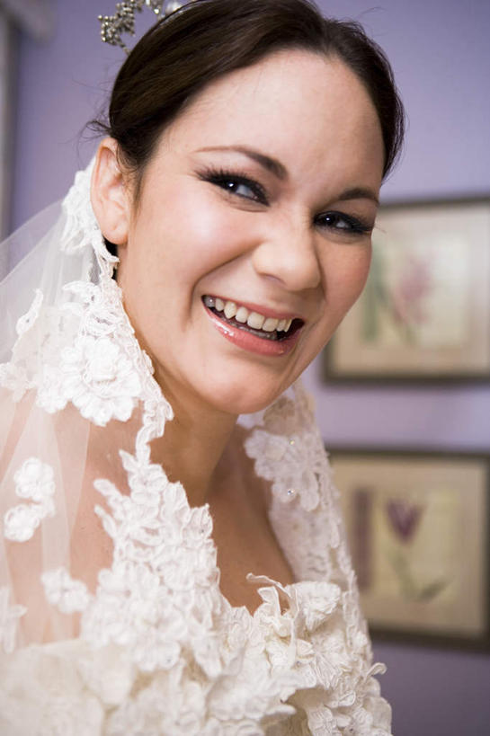 西方人,脸,头,脸颊,一个人,新娘,站,笑,微笑,露齿笑,竖图,室内,特写,白天,正面,婚纱,婚礼,快乐,相框,欧洲,欧洲人,仅一个年轻女性,仅一个女性,仅一个人,阴影,头纱,庆祝,光线,影子,墙,结婚,扭头,注视,墙壁,墙面,阳光,观察,看,站着,转头,喜庆,观看,纪念,察看,头冠,关注,年轻女性,女人,女性,白种人,头部,脸部,脸蛋,面部,站立,半身,彩图,婚礼服,礼服,高兴