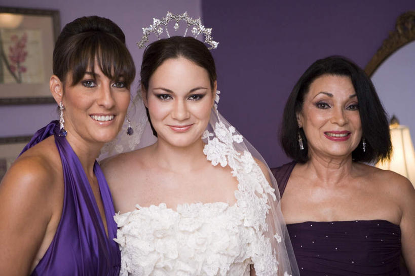 西方人,三个人,新娘,伙伴,朋友,横图,室内,白天,正面,婚纱,婚礼,快乐,友谊,相框,照明,欧洲,欧洲人,阴影,头纱,庆祝,装饰,光线,壁灯,影子,墙,灯光,结婚,墙壁,墙面,灯,阳光,耳环,灯具,喜庆,纪念,华丽,修饰,照亮,点缀,头冠,照明设备,衬托,美观,雅致,雅观,耳饰,友情,年轻女性,女人,女性,白种人,半身,彩图,婚礼服,礼服,高兴