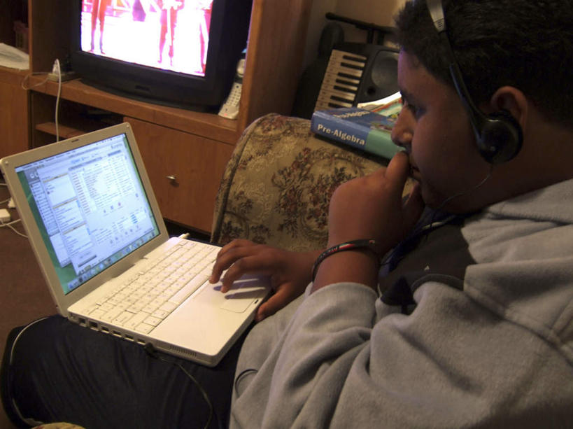 西方人,一个人,坐,摸,横图,俯视,室内,白天,快乐,满意,幸福,电脑,笔记本电脑,柜子,沙发,电视,欧洲,黑人,欧洲人,仅一个男性,仅一个人,抚摸,电力,网络,电线,线,音响,电能,音乐,线路,注视,娱乐,通讯设备,仅一个年轻男性,耳机,首饰,橱柜,低头,观察,看,享受,休闲,放松,观看,电,电源,电源线,察看,无线,舒适,享乐,关注,彩电,通信设备,无线网络,能量,布艺沙发,无线上网,便携式电脑,金饰,彩色电视机,显像管屏,显像管屏幕,手提电脑,男人,男性,年轻男性,电视机,触摸,接触,坐着,半身,彩图,高角度拍摄