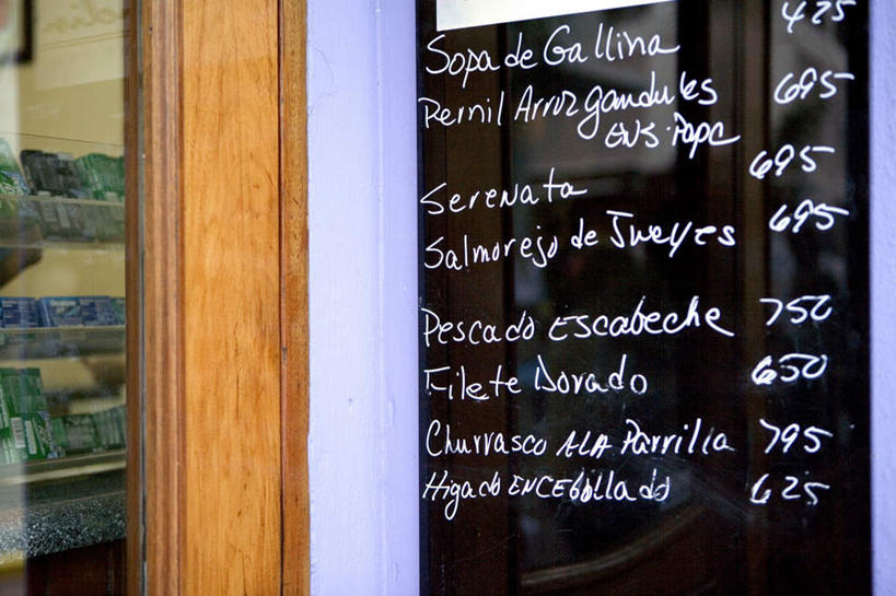 无人,横图,室外,特写,白天,正面,窗户,落地窗,门,橱窗,阴影,光线,英文,标志,数字,文字,影子,字符,字母,墙,标识,玻璃窗,墙壁,墙面,黑色,阳光,黑板,门框,说明,阿拉伯数字,英文字母,玻璃橱窗,彩图