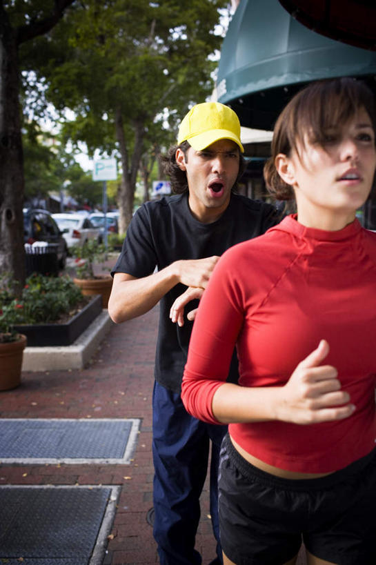 西方人,两个人,伙伴,朋友,站,跑,竖图,室外,白天,正面,锻炼,友谊,运动,植物,道路,路,公路,欧洲,欧洲人,服装,棕色,交通,休闲装,树,树木,衣服,红色,绿色,自然,站着,教练,休闲,休闲服,服饰,生长,成长,雨棚,教员,体育,友情,男人,男性,年轻男性,年轻女性,女人,女性,白种人,长发,马路,跑步,半身,彩图,健身