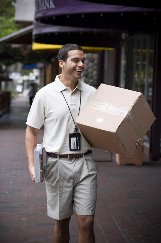 西方人,一个人,商店,站,捧,竖图,室外,白天,正面,购物,消费,超市,道路,路,公路,欧洲,欧洲人,仅一个男性,仅一个人,包装,纸箱,交通,注视,仅一个年轻男性,一个,容器,箱子,观察,看,站着,快递员,金融,百货,单个,观看,察看,服装店,关注,纸板箱,快递,选购,速递,贸易,百货公司,服饰店,包装箱,雨棚,血拼,男人,男性,年轻男性,白种人,马路,端,端着,捧着,手捧,站立,半身,彩图,购物商场,购物中心,商业中心