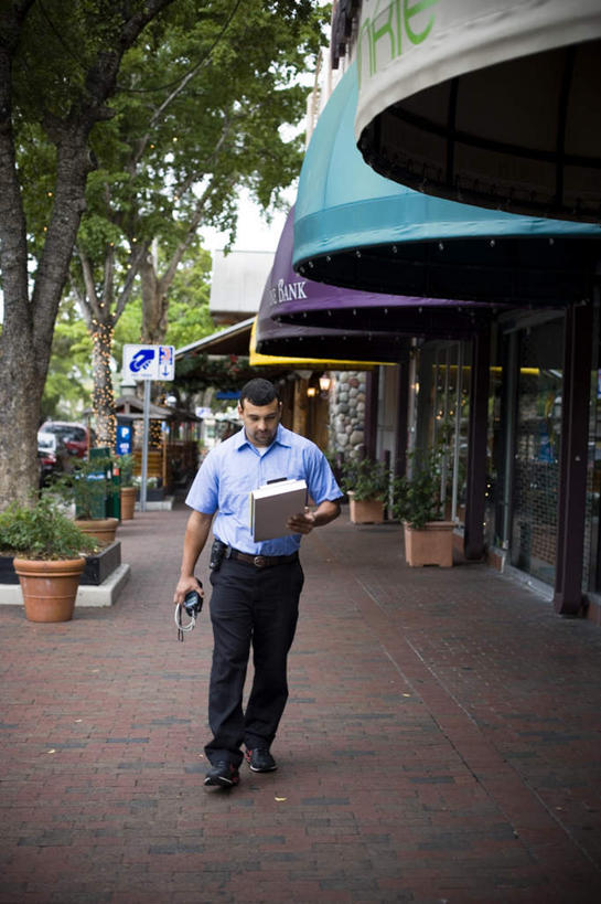 西方人,胡须,一个人,机修工,站,竖图,室外,白天,正面,衬衫,植物,窗户,落地窗,橱窗,道路,路,公路,欧洲,欧洲人,仅一个男性,仅一个人,仅一个中年男性,材料,档案,文件,交通,拿,拿着,注视,玻璃窗,树,树木,工人,蓝色,绿色,黑色,自然,资料,观察,看,站着,生长,成长,观看,察看,关注,文档,玻璃橱窗,雨棚,男人,男性,中年男性,白种人,胡子,小胡子,机械师,机修工人,马路,站立,彩图,全身,衬衣,短发