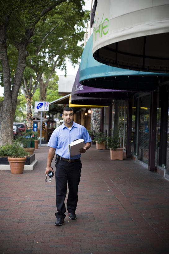 西方人,胡须,一个人,机修工,站,竖图,室外,白天,正面,衬衫,窗户,落地窗,橱窗,欧洲,欧洲人,仅一个男性,仅一个人,仅一个中年男性,材料,档案,文件,拿,拿着,注视,玻璃窗,工人,蓝色,黑色,资料,观察,看,站着,观看,察看,关注,文档,玻璃橱窗,雨棚,男人,男性,中年男性,白种人,胡子,小胡子,机械师,机修工人,站立,彩图,全身,衬衣,短发