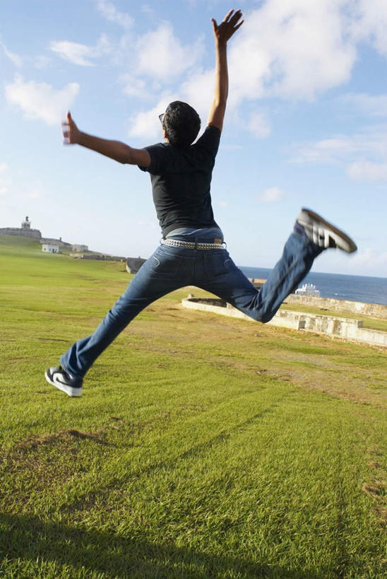 西方人,一个人,跳,竖图,室外,白天,草地,草坪,植物,欧洲,欧洲人,仅一个男性,仅一个人,云,云朵,半空,云彩,草,仅一个年轻男性,背面,蓝色,绿色,白云,蓝天,天空,天,腾空,晴朗,男人,男性,年轻男性,白种人,晴空,跳跃,彩图,全身