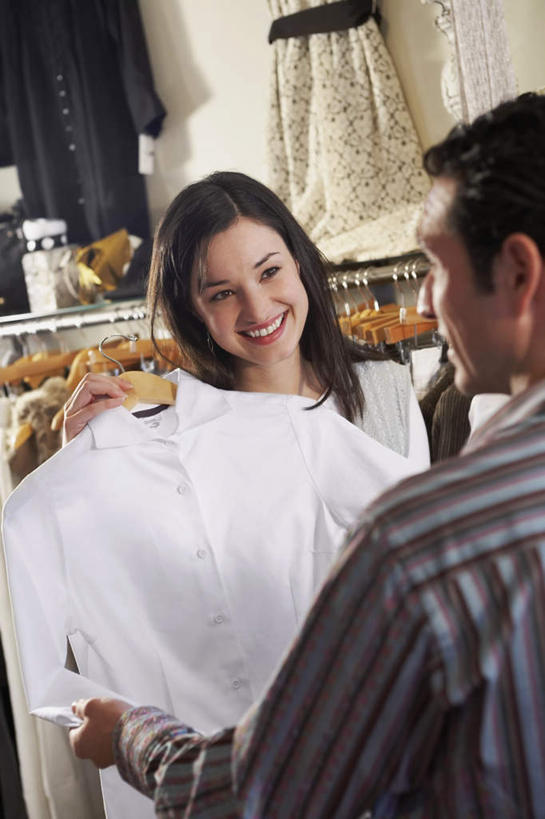 西方人,背部,两个人,家庭,夫妻,商店,站,竖图,室内,白天,正面,衬衫,爱情,购物,消费,超市,欧洲,欧洲人,浪漫,拿,拿着,白色,站着,温暖,温馨,一家人,恩爱,金融,恋人,百货,和睦,服装店,选购,贸易,百货公司,服饰店,血拼,男人,男性,年轻男性,年轻女性,女人,女性,白种人,年轻人,夫妇,情侣,站立,半身,彩图,衬衣,购物商场,购物中心,商业中心,伴侣,融洽