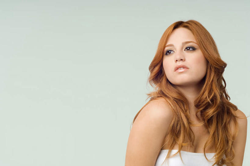 西方人,一个人,站,笑,微笑,横图,室内,白天,白色背景,正面,裙子,欧洲,欧洲人,仅一个年轻女性,仅一个女性,仅一个人,连衣裙,棕色,注视,抹胸,观察,看,站着,摄影,影棚,观看,察看,关注,抹胸裙,年轻女性,女人,女性,白种人,长发,站立,半身,彩图,影棚拍摄,拍摄