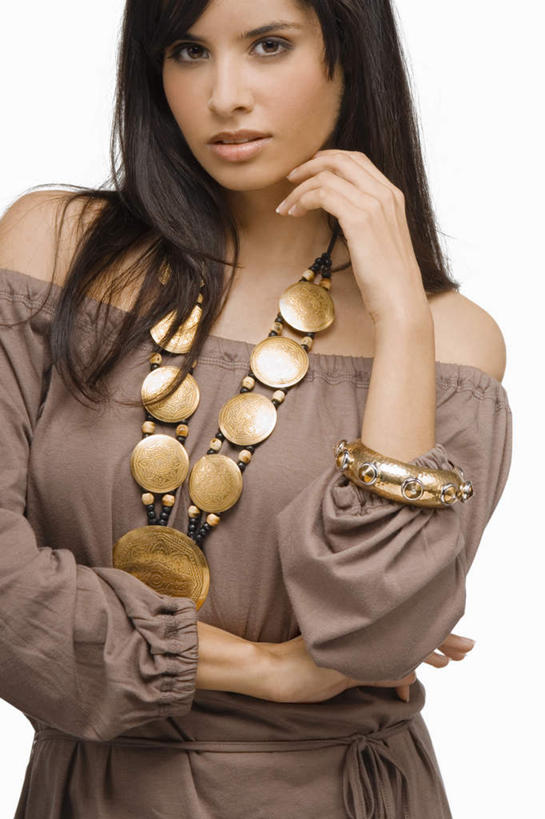 西方人,一个人,站,笑,微笑,竖图,室内,白天,白色背景,正面,项链,欧洲,欧洲人,仅一个年轻女性,仅一个女性,仅一个人,一串,撑,戴,服装,托腮,休闲装,黄金,装饰品,衣服,黑色,灰色,饰品,首饰,托,站着,休闲,休闲服,金色,摄影,服饰,影棚,戴着,撑着,镀金,托下巴,年轻女性,女人,女性,白种人,长发,站立,半身,彩图,影棚拍摄,拍摄