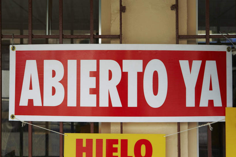 无人,栏杆,横图,室内,白天,正面,金属制品,金属,英文,标志,挂牌,文字,栅栏,字符,字母,篱笆,围栏,标识,护栏,两个,黄色,红色,白色,英文字母,彩图