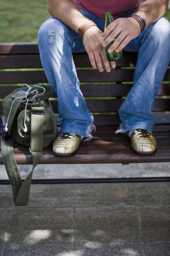 西方人,一个人,坐,竖图,俯视,室外,白天,草地,草坪,植物,椅子,欧洲,欧洲人,仅一个男性,仅一个人,阴影,光线,包,书包,影子,木椅,草,仅一个年轻男性,绿色,阳光,背包,单肩包,男人,男性,年轻男性,白种人,坐着,半身,彩图,高角度拍摄