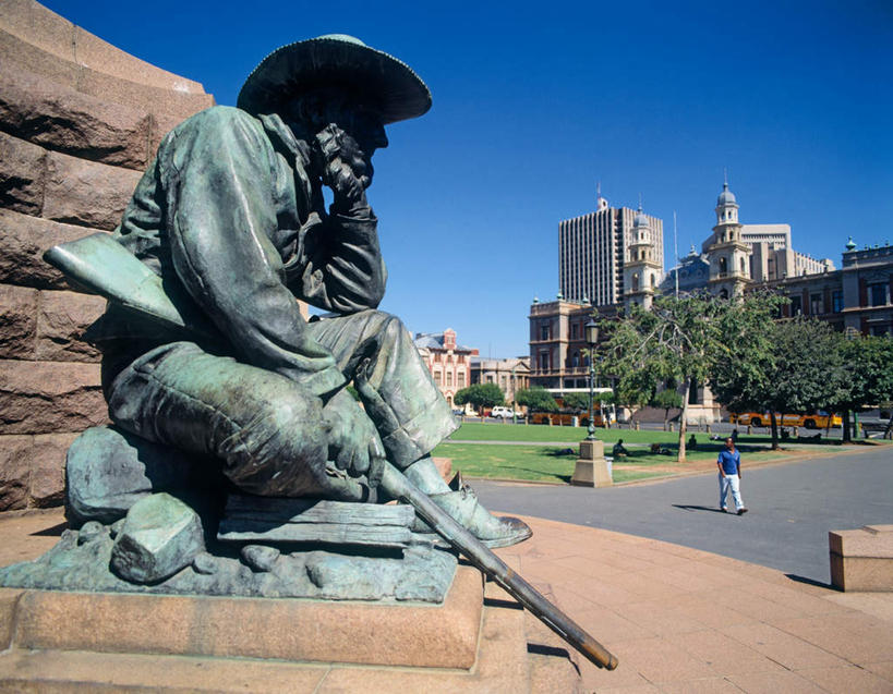 西方人,一个人,无人,高楼大厦,坐,横图,室内,白天,侧面,树林,植物,大厦,建筑,摩天大楼,帽子,雕塑,欧洲,非洲,比勒陀利亚,南非,黑人,欧洲人,仅一个男性,仅一个人,撑,阴影,服装,艺术,装饰,光线,草帽,雕刻,雕像,影子,首都,托腮,注视,休闲装,树,树木,衣服,蓝色,绿色,蓝天,天空,阳光,自然,工艺品,天,观察,看,托,仅一个老年男性,休闲,休闲服,服饰,生长,晴朗,成长,观看,纪念,美术,察看,关注,托下巴,主题,陈列,万里无云,首府,功能,美学,阿非利加洲,漆雕,行政首都,茨瓦内,德兰士瓦省,南非共和国,老年男性,男人,男性,非洲人,晴空,晴空万里,坐着,彩图,全身,大楼,高层建筑,高楼,摩天楼