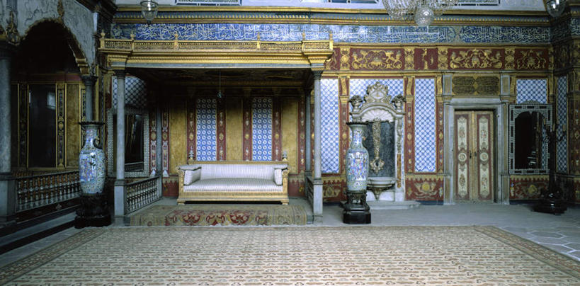 无人,博物馆,宫殿,横图,室内,白天,正面,旅游,度假,地板,标志建筑,地标,建筑,花瓶,土耳其,亚洲,阴影,研究,装饰,反射,影子,陶瓷,墙,陶瓷制品,首都,教育,娱乐,建设,墙壁,墙面,瓶子,享受,休闲,旅游胜地,放松,展览,华丽,修饰,点缀,欣赏,西亚,陈列,伊斯坦布尔,衬托,美观,雅致,雅观,典藏,彩图,土耳其共和国,托普卡帕宫,托普卡帕故宫