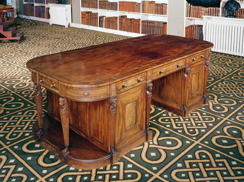 无人,横图,室内,特写,白天,正面,柜子,桌子,阴影,花纹,光线,木制,瓷砖,地砖,影子,地面,储物柜,书桌,课桌,木制品,储存,斑纹,储备,蕴藏,贮备,彩图,贮存