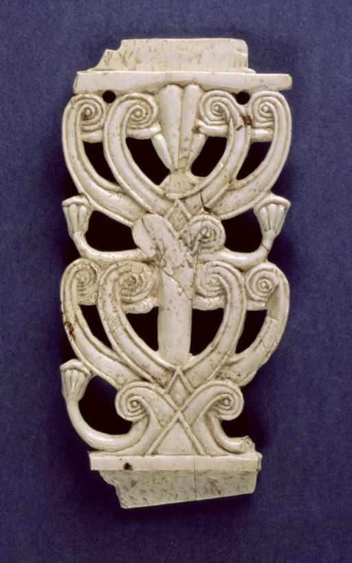 无人,竖图,室内,特写,白天,正面,静物,象牙,雕塑,阴影,花纹,紫色背景,艺术,装饰,光线,雕刻,雕像,影子,镂空,一个,蓝色,工艺品,摄影,影棚,单个,古董,纪念,华丽,修饰,美术,点缀,主题,陈列,古玩,功能,美学,衬托,美观,雅致,雅观,牙雕,彩图,影棚拍摄,拍摄