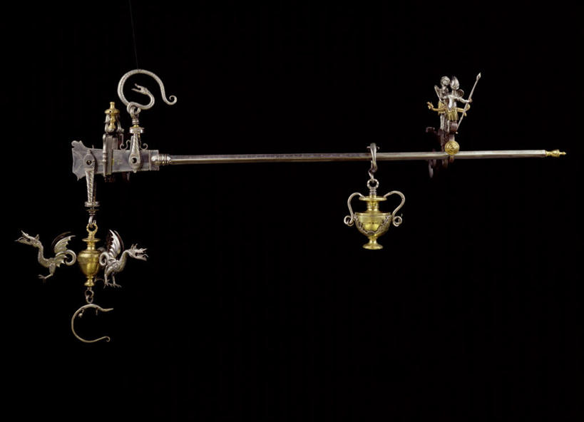 无人,横图,室内,特写,白天,正面,成功,仪器,金属制品,雕塑,阴影,黑色背景,艺术,装饰,光线,金属,龙,雕刻,雕像,影子,工艺品,摄影,影棚,纪念,美术,衡量,高贵,主题,图腾,传说,计量,陈列,功能,美学,衡器,祥瑞,灵兽,权势,尊荣,杆秤,幸运,秤,彩图,影棚拍摄,拍摄