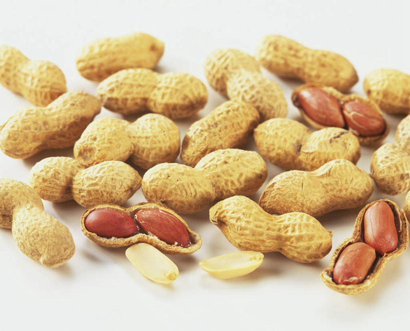 无人,横图,俯视,室内,特写,白天,白色背景,植物,餐桌,桌子,豆,花生,许多,阴影,光线,影子,灯光,豆类,豆子,坚果,果实,干果,摄影,长生果,影棚,餐台,花生仁,豆科,落花生,落生,花生米,花生豆,彩图,高角度拍摄,影棚拍摄,拍摄