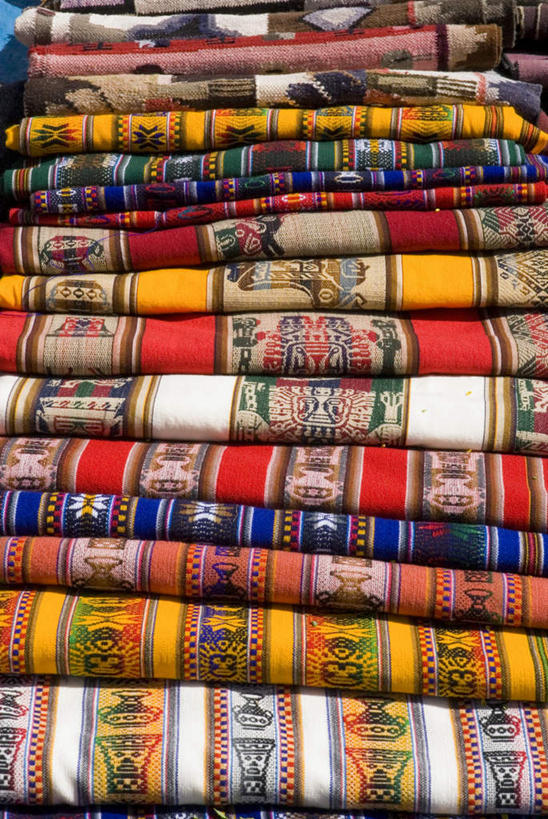 无人,商店,竖图,俯视,彩色,室外,特写,白天,购物,消费,超市,静物,纺织品,一排,许多,花纹,整齐,布,很多,折叠,排列,纪念品,金融,百货,便利店,纪念,留念,堆,队列,怀念,选购,贸易,血拼,零售店,记念,彩图,高角度拍摄,店铺,杂货店,杂货铺