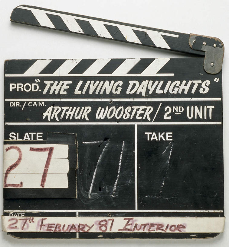 无人,竖图,俯视,室内,特写,白天,白色背景,静物,阴影,光线,英文,标志,工具,数字,文字,影子,字符,字母,灯光,标识,斑驳,摄影,阿拉伯数字,影棚,英文字母,场记板,场记打板,场记牌,导演板,电影打板,电影工具,班驳,彩图,高角度拍摄,影棚拍摄,拍摄,电影