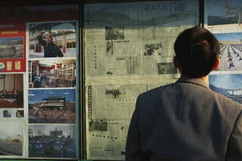 东方人,站,横图,室外,白天,阅读,报纸,亚洲,仅一个男性,仅一个人,一排,许多,学习,阴影,服装,整齐,光线,标志,文字,影子,字符,墙,注视,休闲装,黄种人,标识,墙壁,墙面,排列,仅一个年轻男性,背面,衣服,阳光,观察,看,站着,休闲,休闲服,汉字,浏览,服饰,观看,察看,队列,关注,中文,国文,华文,亚洲人,站立,半身,彩图