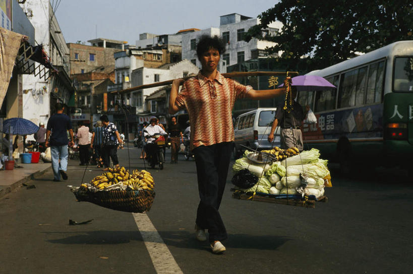 东方人,伸展双臂,交叉,横图,室外,白天,正面,道路,路,公路,竹子,亚洲,握,阴影,竹制,编织,光线,扁担,篮子,影子,分界线,停车线,交通,许多人,拿,拿着,黄种人,骑,蓝色,白色,蓝天,天空,阳光,竹篮,天,扛,一群人,握着,晴朗,竹条,车行道,车行道分界线,交织,竹制品,标线,车行线,万里无云,穿插,扛在肩上,骑在肩上,亚洲人,晴空,晴空万里,马路,敞开双臂,伸开双臂,展开双肩,张开手臂,张开双臂,彩图,全身