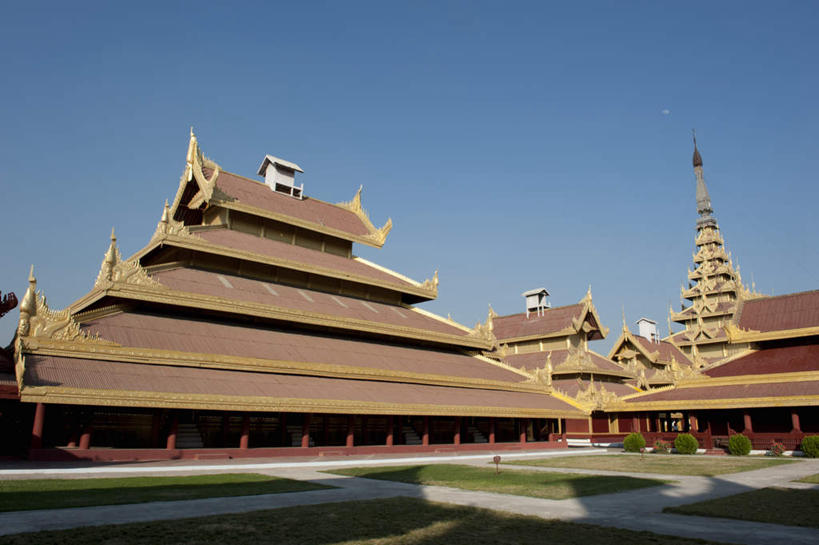 无人,家,宫殿,横图,室外,白天,仰视,旅游,度假,草地,草坪,美景,植物,别墅,城市风光,标志建筑,城市,地标,建筑,缅甸,亚洲,阴影,光线,瓦片,影子,房屋,屋顶,屋子,景观,公寓,顶棚,瓦,娱乐,建设,洋房,楼房,住宅,草,树,树木,蓝色,绿色,蓝天,天空,阳光,自然,天,享受,休闲,景色,放松,建造,东南亚,生长,晴朗,成长,宫廷,屋瓦,万里无云,缅甸联邦,王宫,曼德勒省,晴空,晴空万里,彩图,低角度拍摄,房子,皇宫,曼德勒皇宫