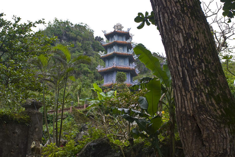 无人,栏杆,横图,室外,白天,仰视,旅游,度假,名胜古迹,山,山脉,树林,植物,标志建筑,地标,建筑,越南,亚洲,阴影,节日,朦胧,模糊,遗迹,光线,影子,山峰,围栏,塔,山峦,古迹,文化,文物,娱乐,建设,古建筑,护栏,树,树木,蓝色,绿色,蓝天,天空,阳光,自然,群山,天,祈祷,享受,休闲,健康,旅游胜地,放松,许愿,宗教,东南亚,信仰,生长,晴朗,成长,纪念,祈求,古文明,万里无云,越南社会主义共和国,岘港,平安,晴空,晴空万里,彩图,低角度拍摄