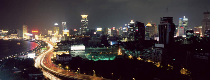 无人,高楼大厦,横图,俯视,航拍,室外,夜晚,河流,水,标志建筑,道路,地标,建筑,路,公路,上海,中国,房顶,房屋,屋顶,屋子,河水,公寓,建筑群,交通,建设,黄浦江,楼房,江水,住宅,上海大厦,鸟瞰,浦西,万国建筑博览群,外滩万国建筑博览群,上海总会,亚细亚大楼,东风饭店,有利大楼,日清大楼,中国通商银行大楼,招商局大楼,大北电报公司大楼,浦东发展银行大楼,上海海关大楼,交通银行大楼,华俄道胜银行大楼,台湾银行大楼,麦加利银行大楼,友邦大厦,和平饭店南楼,和平饭店北楼,中国银行大楼,怡泰邮船大楼,正金大楼,怡和洋行大楼,东方大楼,英国领事馆,俄罗斯总领事馆,气象信号台,马路,彩图,高角度拍摄,房子,大楼,高层建筑,高楼