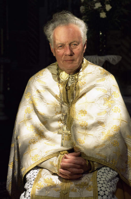 西方人,手,一个人,坐,竖图,室内,白天,正面,爱情,幸福,纯洁,热情,玫瑰,欧洲,欧洲人,仅一个男性,仅一个人,握,节日,长袍,玫瑰花,浪漫,拿,拿着,注视,文化,白色,观察,看,祈祷,仅一个老年男性,健康,思考,温暖,温馨,手部,恩爱,握着,许愿,宗教,信仰,观看,纪念,祈求,和睦,察看,卫生,关注,感动,纯真,尊敬,洁净,思虑,光明,恬静,中间色,朴素,清白,平安,天真,刺玫花,徘徊花,老年男性,男人,男性,白种人,坐着,半身,彩图,融洽