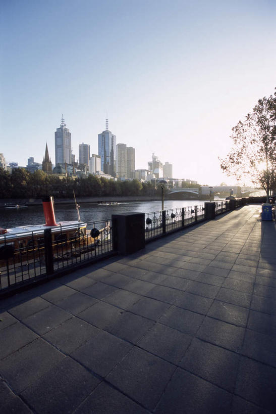 无人,高楼大厦,竖图,室外,白天,正面,度假,海浪,海洋,美景,城市风光,标志建筑,城市,大厦,地标,建筑,摩天大楼,澳大利亚,阴影,光线,影子,景观,浪花,云,云朵,云彩,娱乐,建设,蓝色,白云,蓝天,天空,阳光,海水,天,享受,休闲,景色,放松,晴朗,大洋洲,澳洲,海景,墨尔本,南方大陆,首府,澳大利亚联邦,维多利亚,维多利亚州,新金山,大海,风浪,海,海水的波动,近岸浪,涌浪,晴空,彩图,大楼,高层建筑,高楼,摩天楼