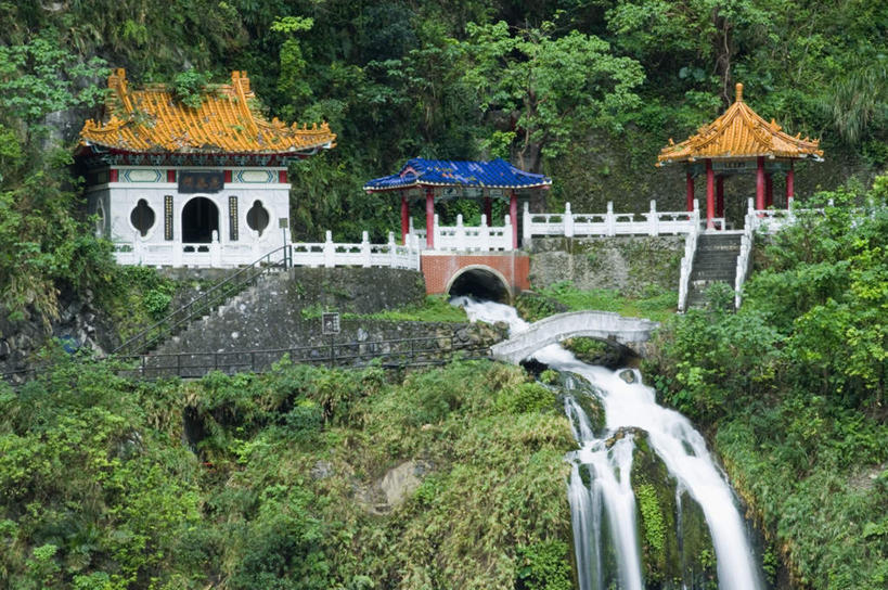无人,栏杆,横图,室外,白天,正面,旅游,度假,河流,石头,美景,瀑布,森林,树林,水,植物,楼梯,标志建筑,地标,建筑,台湾,中国,亚洲,阴影,飞溅,溅,光线,扶手,石子,瓦片,液体,影子,阶梯,屋顶,河水,景观,水滴,水流,桥,顶棚,瓦,娱乐,建设,石桥,护栏,拱桥,台阶,栈桥,水珠,树,树木,绿色,小溪,阳光,自然,溪水,享受,休闲,金色,旅游胜地,景色,放松,建造,拱形,生长,成长,人行桥,石拱桥,富贵,喷洒,自然风光,东亚,忠诚,屋瓦,台北,港澳台,中华人民共和国,省会,富丽,台北市,台湾省,名誉,荣华,跌水,石块,岩石,彩图,台
