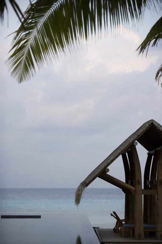 无人,家,竖图,室外,白天,正面,旅游,度假,海浪,海洋,美景,沙滩,植物,棕榈树,叶子,椅子,马尔代夫,亚洲,许多,阴影,波纹,光线,木制,沙子,影子,房屋,木椅,躺椅,屋顶,屋子,草屋,海岸,景观,浪花,云,云朵,稻草,干草,绿叶,涟漪,沙地,很多,云彩,顶棚,娱乐,住宅,树,树木,蓝色,绿色,白云,倒影,蓝天,水纹,天空,阳光,自然,海水,木制品,茅草屋,波浪,天,享受,休息,休闲,嫩叶,景色,放松,生长,晴朗,成长,倒映,印度洋,自然风光,南亚,海景,棕榈叶,水晕,歇息,马尔代夫共和国,苏息,反照,马累岛,叶,叶片,大海,风浪,海,海水的波动,海滩,近岸浪,涌浪,晴空,彩图,房子,茅舍,茅屋,小屋