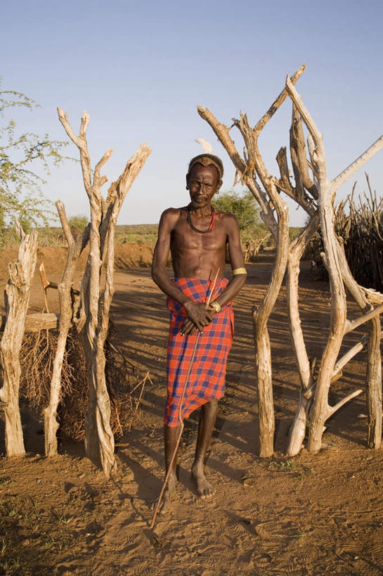 西方人,一个人,农田,站,竖图,室外,白天,正面,农业,庄稼,农作物,植物,欧洲,非洲,埃塞俄比亚,黑人,欧洲人,仅一个男性,仅一个人,握,阴影,服装,装饰,光线,影子,拿,拿着,注视,树,树木,衣服,蓝色,绿色,蓝天,天空,阳光,自然,天,观察,看,站着,仅一个老年男性,握着,服饰,生长,晴朗,成长,观看,华丽,修饰,点缀,察看,平和,衣着,穿着,关注,万里无云,衬托,美观,雅致,雅观,阿非利加洲,衣饰,埃塞俄比亚联邦民主共和国,和气,和善,老年男性,男人,男性,非洲人,晴空,晴空万里,站立,彩图,全身,耕地,庄稼田,和蔼
