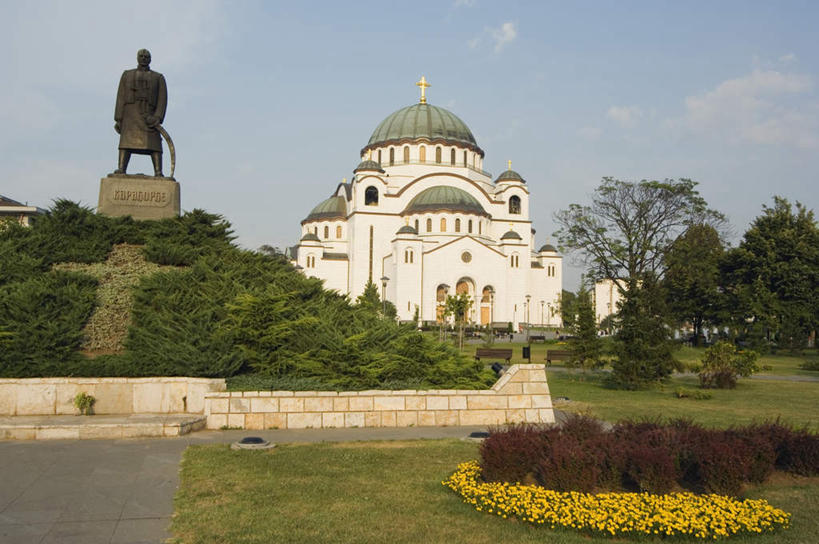 无人,教堂,横图,室外,白天,正面,旅游,度假,草地,草坪,花海,花圃,植物,窗户,落地窗,标志建筑,道路,地标,建筑,路,路灯,叶子,照明,雕塑,欧洲,阴影,节日,艺术,装饰,盛开,光线,雕刻,雕像,十字架,影子,云,云朵,小路,灯光,交通,首都,花蕾,云彩,文化,娱乐,建设,玻璃窗,灯,草,花,花瓣,花朵,花卉,鲜花,树,树木,蓝色,绿色,白云,蓝天,天空,阳光,自然,工艺品,花丛,花束,花田,天,花苞,花蕊,祈祷,享受,休闲,健康,旅游胜地,放松,许愿,宗教,信仰,生长,晴朗,成长,纪念,祈求,照亮,美术,基督教,照明设备,天主教,主题,陈列,信念,东欧,功能,美学,塞尔维亚,塞尔维亚共和国,贝尔格莱德,平安,晴空,彩图,大教堂,礼拜堂