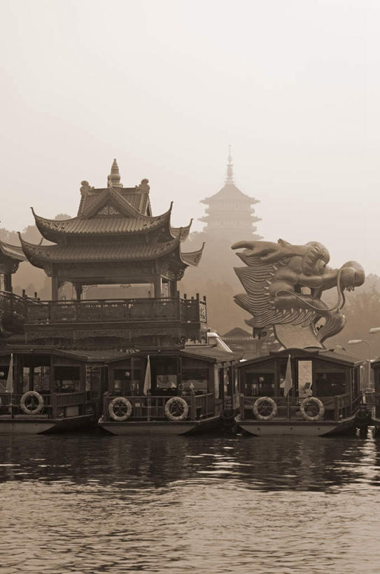 无人,寺庙,码头,竖图,室外,白天,正面,旅游,度假,湖,湖泊,水,植物,雾,标志建筑,地标,港口,建筑,船,中国,亚洲,阴影,波纹,朦胧,模糊,光线,瓦片,影子,屋顶,湖面,水流,水面,塔,木船,涟漪,顶棚,瓦,娱乐,建设,浙江,宝塔,树,树木,浙江省,绿色,倒影,水纹,阳光,自然,庙宇,交通工具,波浪,湖水,享受,休闲,旅游胜地,放松,建造,生长,成长,杭州,迷雾,倒映,舟,载具,龙船,东亚,屋瓦,杭州市,中华人民共和国,华东地区,省会,水晕,浙,浮图,浮屠,反照,大雾,彩图,摆渡口,埠头,渡口,渡头,港湾,海港,货运码头,口岸,庙,商港,寺
