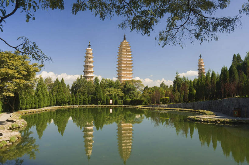 无人,寺庙,横图,室外,白天,正面,旅游,度假,植物,标志建筑,地标,建筑,大理,中国,亚洲,阴影,节日,光线,影子,池塘,水池,云,云朵,塔,云彩,文化,娱乐,建设,宝塔,云南,树,树木,蓝色,绿色,白云,倒影,蓝天,天空,阳光,自然,庙宇,天,祈祷,享受,休闲,健康,旅游胜地,放松,许愿,宗教,信仰,生长,晴朗,成长,纪念,祈求,倒映,东亚,云南省,中华人民共和国,西南地区,崇圣寺三塔,滇,大理州,大理白族自治州,浮图,浮屠,反照,三塔寺,平安,晴空,彩图,庙,寺