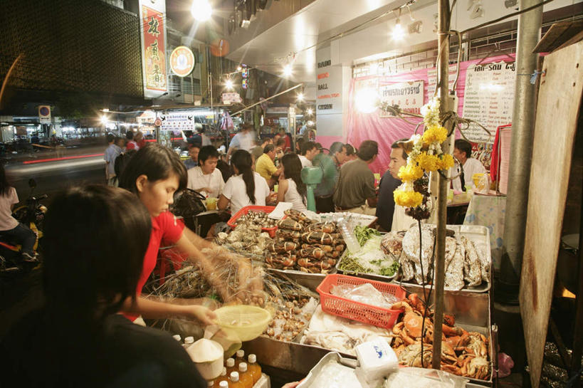 蟹,东方人,家,商店,站,横图,室外,夜晚,正面,购物,旅游,度假,消费,标志建筑,超市,地标,建筑,路灯,照明,曼谷,泰国,亚洲,一堆,许多,握,阴影,堆叠,堆积,服装,朦胧,模糊,光线,螃蟹,影子,房屋,屋子,公寓,灯光,首都,很多,许多人,拿,拿着,注视,休闲装,黄种人,娱乐,建设,洋房,楼房,住宅,灯,衣服,观察,看,站着,一群人,享受,休闲,休闲服,旅游胜地,放松,握着,金融,百货,服饰,便利店,东南亚,观看,堆,照亮,察看,照明设备,关注,毛蟹,曝光,选购,贸易,大闸蟹,河蟹,泰王国,血拼,零售店,中华绒螯蟹,暴光,男人,男性,年轻男性,年轻女性,女人,女性,亚洲人,站立,半身,彩图,房子,店铺,杂货店,杂货铺