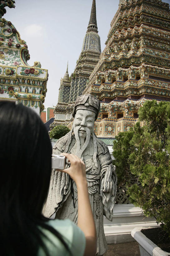 东方人,手,一个人,寺庙,站,竖图,室外,白天,旅游,度假,植物,标志建筑,地标,建筑,相机,雕塑,曼谷,泰国,亚洲,仅一个年轻女性,仅一个女性,仅一个人,握,阴影,服装,节日,艺术,装饰,光线,雕刻,雕像,影子,首都,燃烧,拿,拿着,休闲装,黄种人,文化,娱乐,建设,树,树木,拍照,背面,衣服,蓝色,绿色,蓝天,天空,阳光,自然,数码相机,香火,工艺品,庙宇,天,祈祷,站着,享受,休闲,健康,手部,休闲服,旅游胜地,放松,握着,许愿,摄影,宗教,服饰,东南亚,信仰,生长,晴朗,成长,纪念,祈求,美术,主题,陈列,万里无云,泰王国,功能,美学,平安,年轻女性,女人,女性,亚洲人,照相机,晴空,晴空万里,站立,半身,彩图,照相,庙,寺